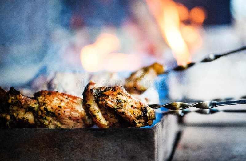 Saftige Scheiben des Fleisches bereiten sich auf Feuer vor lizenzfreie stockfotografie Saftige Scheiben des Fleisches bereiten sich auf Feuer vor lizenzfreie stockfotografie