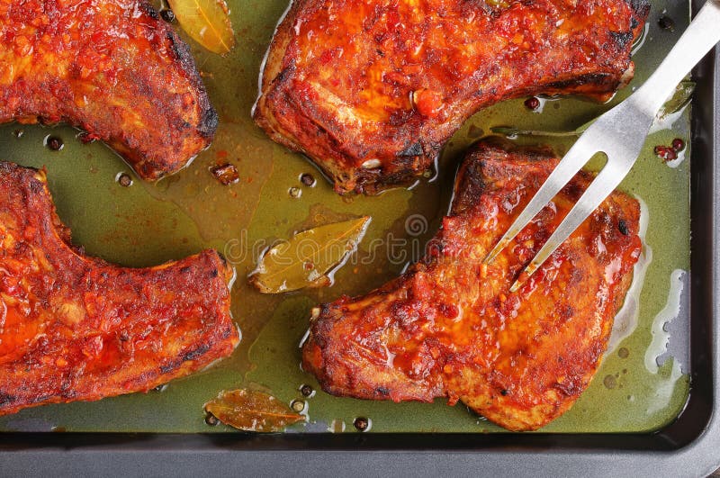 Saftige Schweinekoteletts Auf Backblech Stockbild - Bild von nahrung ...