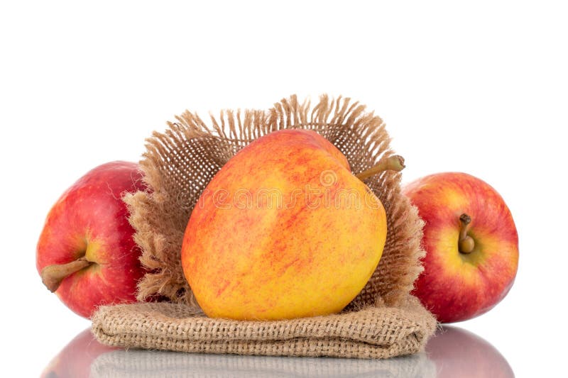 Saftige, süße Äpfel, makro isoliert auf weißem Hintergrund oben oder schwarz Hintergrund. stockbild