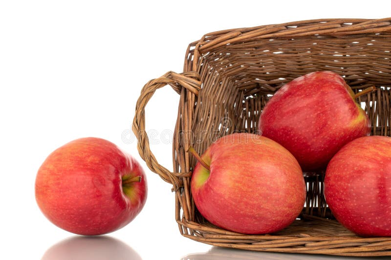 Saftige, süße Äpfel, makro isoliert auf weißem Hintergrund oben oder schwarz Hintergrund. Ein Apfel ist die Frucht eines Apfelbaums, einer Pflanze aus der Rosenfamilie. sie ist rund oder eggförmig und hat in der Regel einen Durchmesser von 5 bis 10 cm. Ihre Haut kann verschiedene Farben haben, von grün bis gelb und sogar dunkelviolett. Das Fruchtfleisch eines Apfels ist gewöhnlich weiß oder gelb saftig und hat einen süßen oder süßen Geschmack. in der Mitte der Frucht befinden sich meistens Samen, die weiß oder braun sein können.