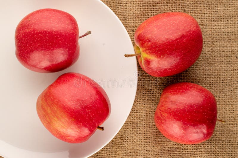 Saftige, süße Äpfel, makro isoliert auf weißem Hintergrund oben oder schwarz Hintergrund. stockbild