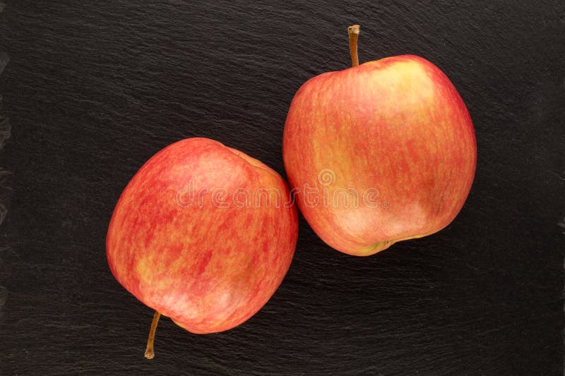 Saftige, süße Äpfel, makro isoliert auf weißem Hintergrund oben oder schwarz Hintergrund. stockbild