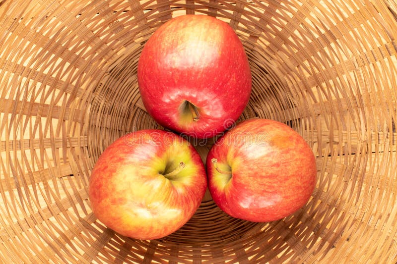 Saftige, süße Äpfel, makro isoliert auf weißem Hintergrund oben oder schwarz Hintergrund. Ein Apfel ist die Frucht eines Apfelbaums, einer Pflanze aus der Rosenfamilie. sie ist rund oder eggförmig und hat in der Regel einen Durchmesser von 5 bis 10 cm. Ihre Haut kann verschiedene Farben haben, von grün bis gelb und sogar dunkelviolett. Das Fruchtfleisch eines Apfels ist gewöhnlich weiß oder gelb saftig und hat einen süßen oder süßen Geschmack. in der Mitte der Frucht befinden sich meistens Samen, die weiß oder braun sein können.