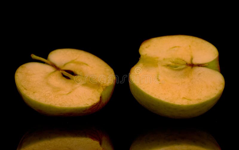 Saftige, süße Äpfel, makro isoliert auf weißem Hintergrund oben oder schwarz Hintergrund. stockbild