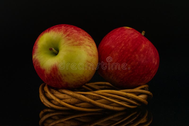 Saftige, süße Äpfel, makro isoliert auf weißem Hintergrund oben oder schwarz Hintergrund. stockbild