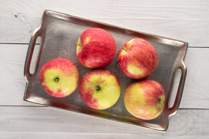 Saftige, süße Äpfel, makro isoliert auf weißem Hintergrund oben oder schwarz Hintergrund. stockbild