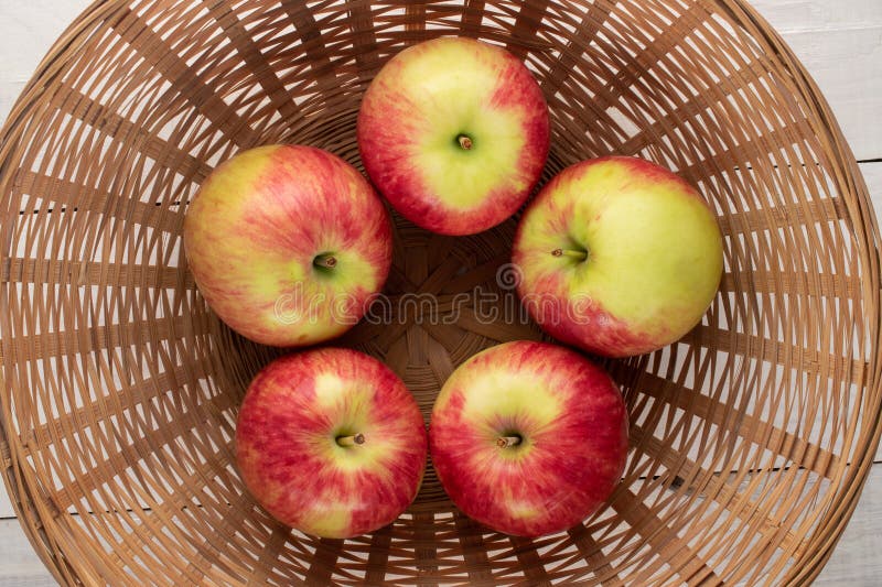 Saftige, süße Äpfel, makro isoliert auf weißem Hintergrund oben oder schwarz Hintergrund. stockbild