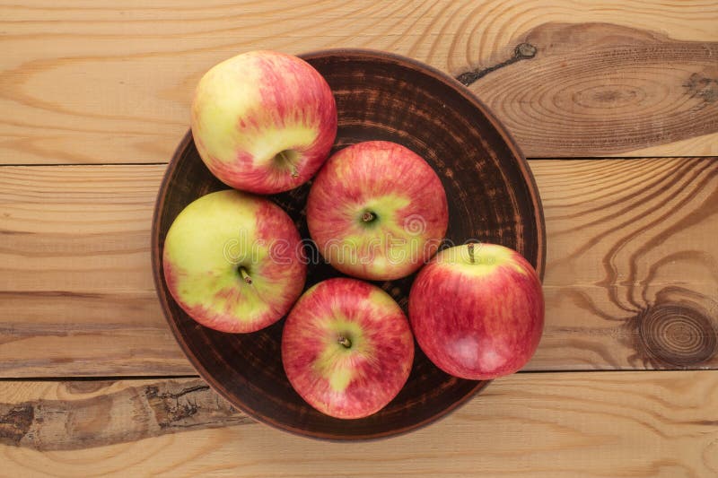 Saftige, süße Äpfel, makro isoliert auf weißem Hintergrund oben oder schwarz Hintergrund. stockbild