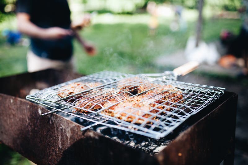 Saftiger Kebab Gegrilltes Kebabkochen Stra?enlebensmittel lizenzfreie stockfotografie Saftiger Kebab Gegrilltes Kebabkochen Stra?enlebensmittel lizenzfreie stockfotografie