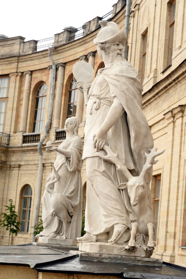 Saggezza della statua vicino al grande palazzo di Gatcina immagini stock libere da diritti Saggezza della statua vicino al grande palazzo di Gatcina immagini stock libere da diritti