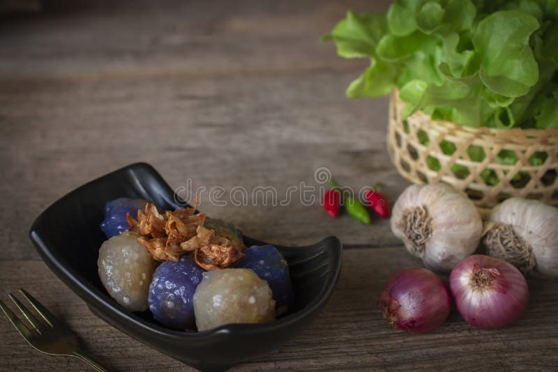 Sago wieprzowina w czarnym talerzu z smażę czosnku pijaczyć chili, szalotki, czosnku, sałaty miejsca koszykowej prawej ręki i zło obraz stock