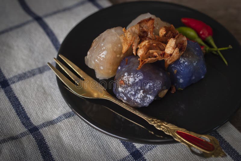 Sago wieprzowina w okręgu czarnym talerzu z smażę czosnku pijaczyć chili i złocistego rozwidlenia miejsce na czarnego talerza chi fotografia stock