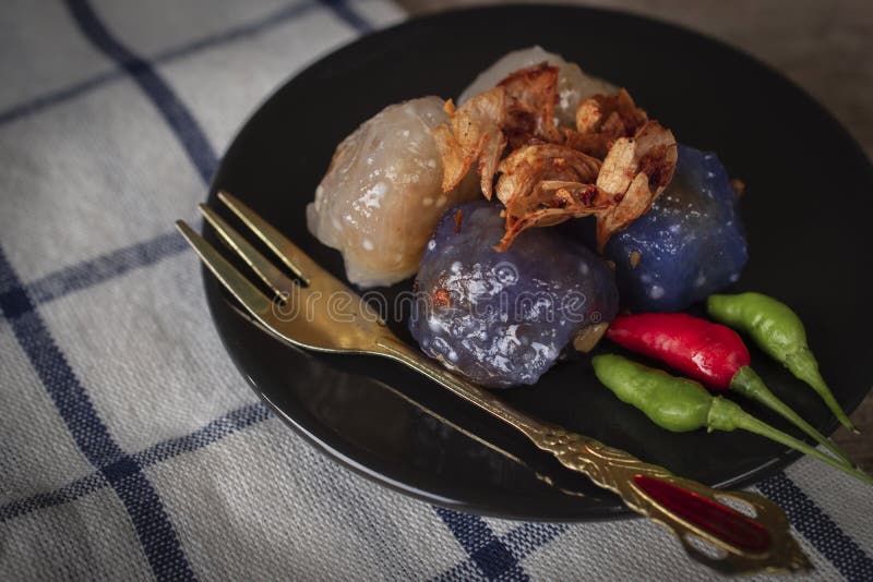 Sago wieprzowina w okręgu czarnym talerzu z smażę czosnku pijaczyć chili i złocistego rozwidlenia miejsce na czarnego talerza chi zdjęcie royalty free
