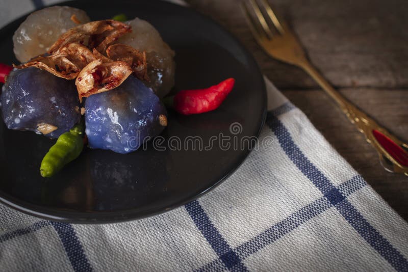 Sago wieprzowina w okręgu czarnym talerzu z smażę czosnku pijaczyć chili miejsce na czarnym talerzu i złocistej rozwidlenia miejs obraz royalty free