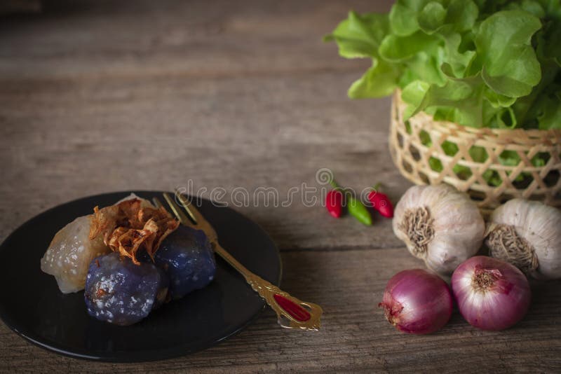 Sago wieprzowina w okręgu czarnym talerzu z smażę czosnku pijaczyć chili, szalotki, czosnku, sałaty miejsca koszykowej prawej ręk zdjęcie royalty free