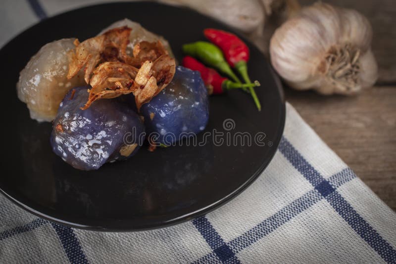 Sago wieprzowina w okręgu czarnym talerzu z smażę czosnku pijaczyć czosnku miejsca zadek i chili miejsce na czarnym talerzu na ta zdjęcia stock
