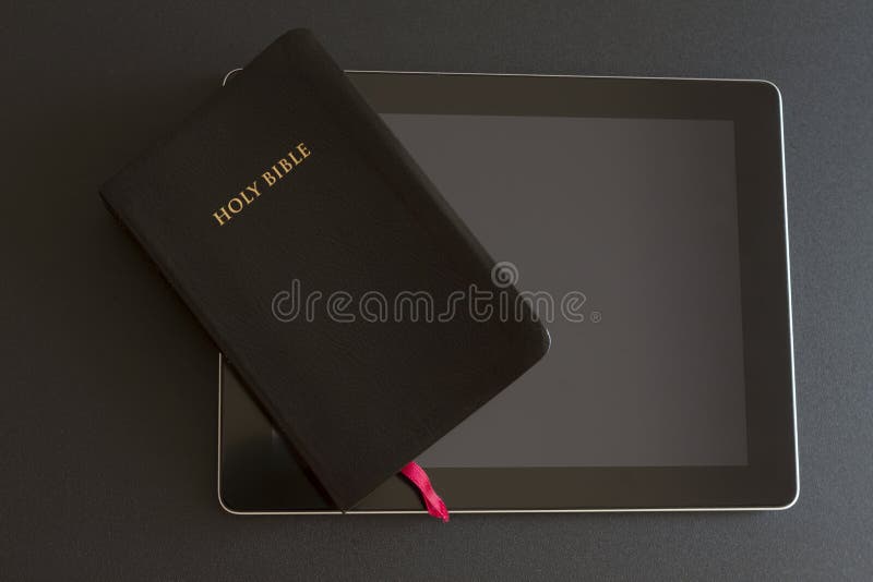 Sagrada Biblia en la PC de la tableta imágenes de archivo libres de regalías Sagrada Biblia en la PC de la tableta imágenes de archivo libres de regalías