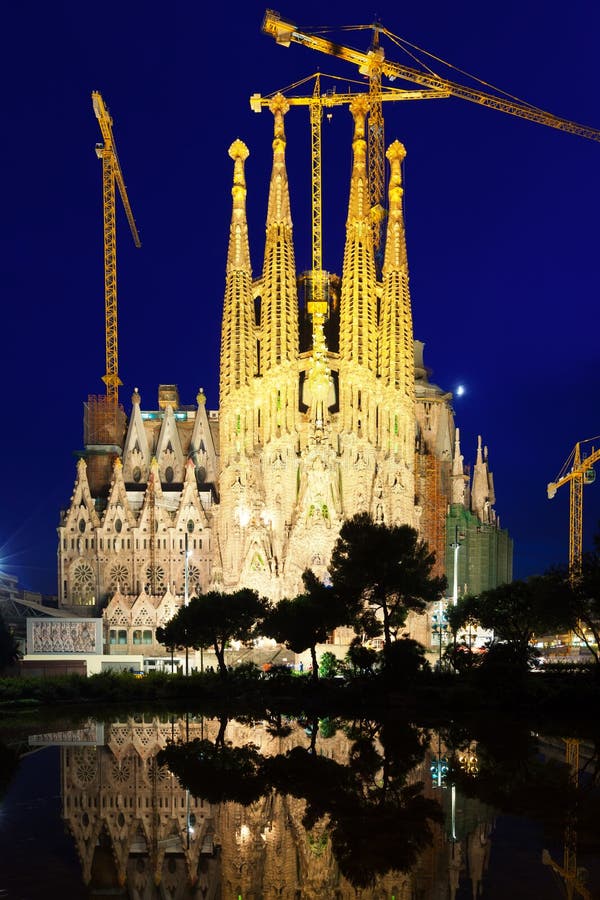 Bildergebnis für sagrada familia bei nacht