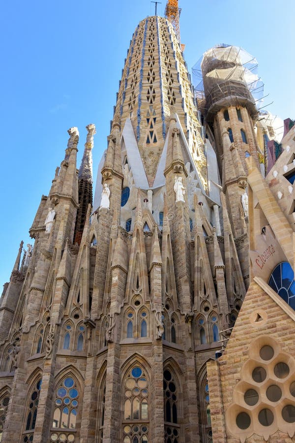 Sagrada Familia Una Gran Iglesia Católica Romana En Barcelona España Diseñada Por El Arquitecto Catalán Antoni Gaudi Foto editorial - Imagen de edificio, ilustrativo: 185954816 Sagrada Familia Una Gran Iglesia Católica Romana En Barcelona España Diseñada Por El Arquitecto Catalán Antoni Gaudi Foto editorial - Imagen de edificio, ilustrativo: 185954816