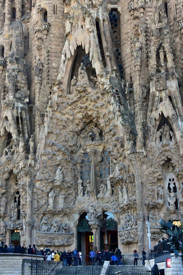 Sagrada Familia Una Gran Iglesia Católica Romana En Barcelona España Diseñada Por El Arquitecto Catalán Antoni Gaudi Imagen editorial - Imagen de exterior, iglesia: 185954845 Sagrada Familia Una Gran Iglesia Católica Romana En Barcelona España Diseñada Por El Arquitecto Catalán Antoni Gaudi Imagen editorial - Imagen de exterior, iglesia: 185954845