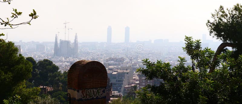 Sagrada FamÃlia Heilige die Familie - van het Guell-Park wordt gezien stock afbeeldingen Sagrada FamÃlia Heilige die Familie - van het Guell-Park wordt gezien stock afbeeldingen