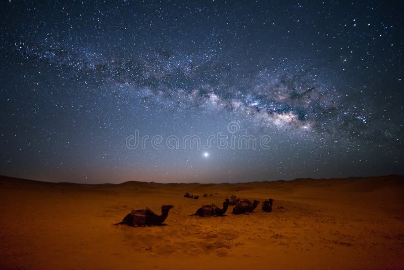 Milchstraße bewegt sich in den nächtlichen Himmel über der Sahara Marokko.