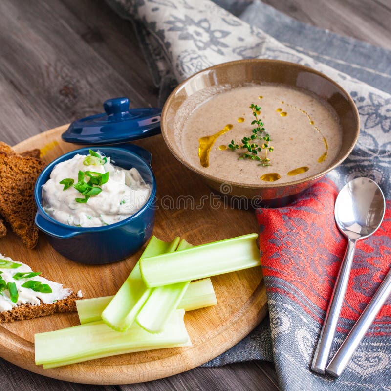 Sahnige Pilzsuppe stockfoto. Bild von braun, aperitif - 68697586