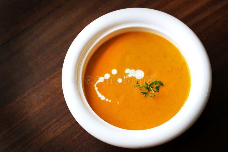 Sahnige Suppe der Karotte und der Jamswurzel mit Sahne und Thymian