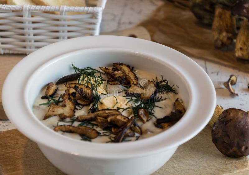 Sahnige Suppe Von Waldpilzen, Von Dill, Von Eiern Und Von Creme ...