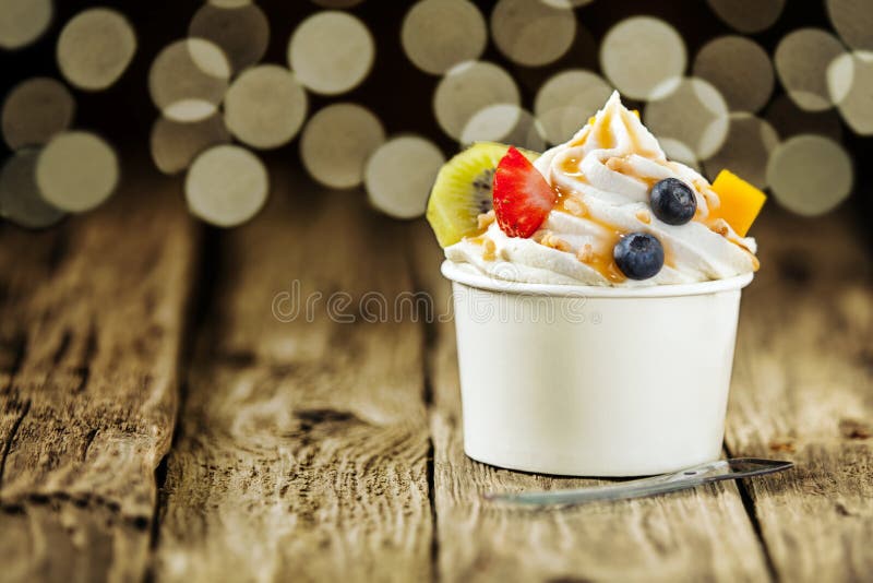 Sahniger Vanillefrozen-joghurt mit frischer Frucht