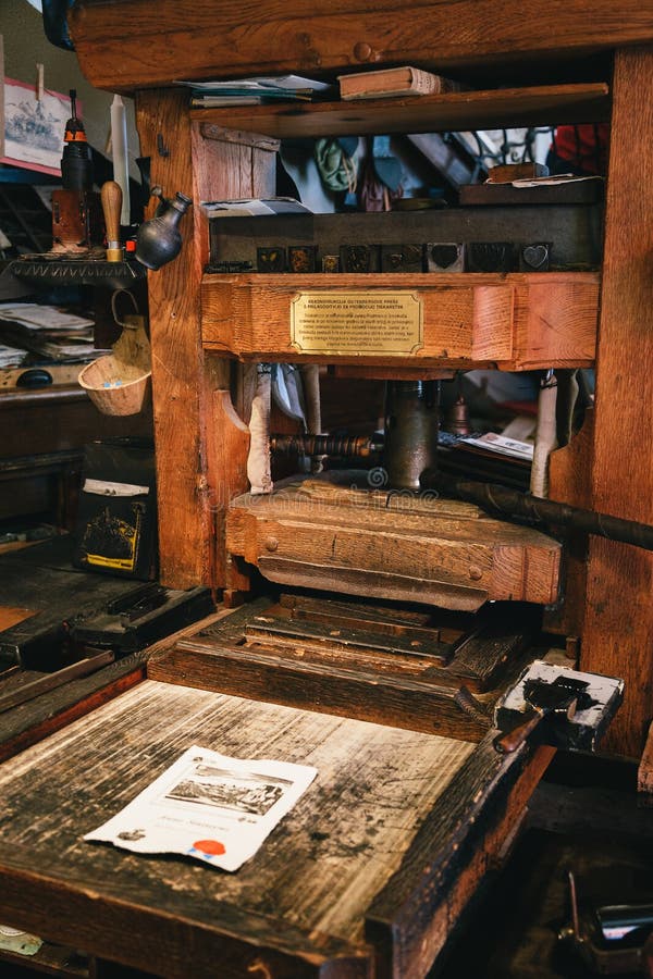 Saigné, la Slovénie - septembre, 8 2018 : Fermez-vous de la machine impression de Gutenberg reconstruit en bois antique a employé photographie stock Saigné, la Slovénie - septembre, 8 2018 : Fermez-vous de la machine impression de Gutenberg reconstruit en bois antique a employé photographie stock