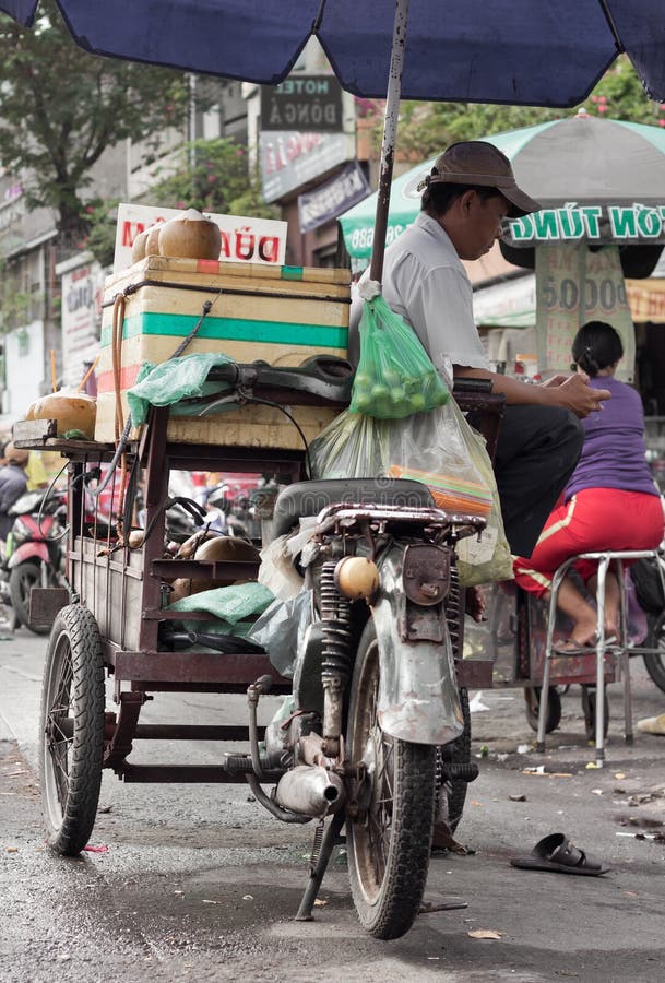 Saigon, Vietnam - juin 2017 : vendeur d'homme du Vietnam avec la bicyclette vendant des casse-croûte, Saigon, Vietnam photographie stock Saigon, Vietnam - juin 2017 : vendeur d'homme du Vietnam avec la bicyclette vendant des casse-croûte, Saigon, Vietnam photographie stock