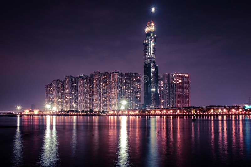 Saigon/Vietnam, Juli 2018 - gränsmärke 81 är enhögväxt skyskrapa av det Vinhomes Central Parkprojektet i Ho Chi Minh City, Vietna royaltyfria foton Saigon/Vietnam, Juli 2018 - gränsmärke 81 är enhögväxt skyskrapa av det Vinhomes Central Parkprojektet i Ho Chi Minh City, Vietna royaltyfria foton
