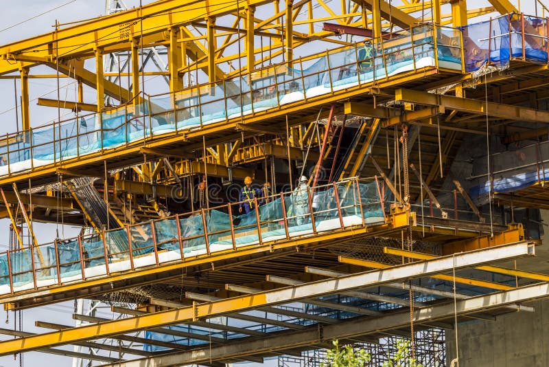 SAIGON, VIETNAME - 16 de agosto de 2017 - canteiro de obras da via expressa na cidade de Ho Chi Minh, Vietname de Ben Luc a Thanh imagens de stock royalty free SAIGON, VIETNAME - 16 de agosto de 2017 - canteiro de obras da via expressa na cidade de Ho Chi Minh, Vietname de Ben Luc a Thanh imagens de stock royalty free
