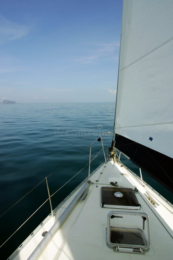 Barca a vela aprire foglio sul soleggiato, tailandia.