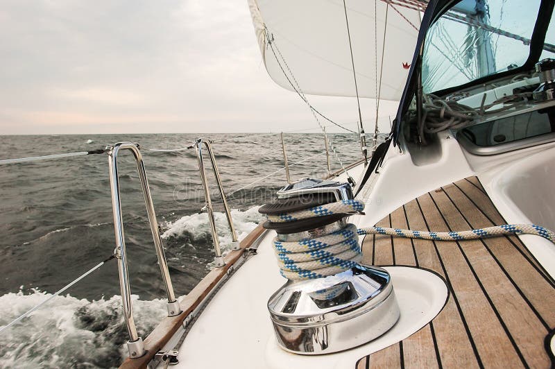 Barco de vela sobre el báltico el mar.