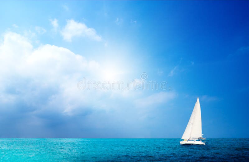 Barco de vela el cielo a azul Océano.