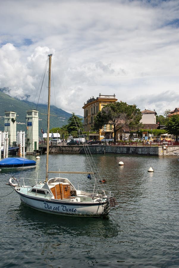 Sailboat a Varenna Marine Italia immagine stock libera da diritti Sailboat a Varenna Marine Italia immagine stock libera da diritti