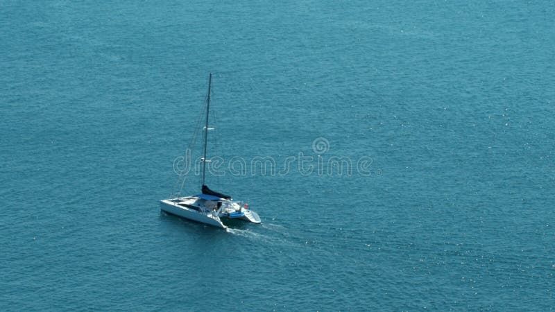 Sailboat καταμαράν που πλέει με τον ανοικτό μπλε/τυρκουάζ ωκεανό - 30p 4k