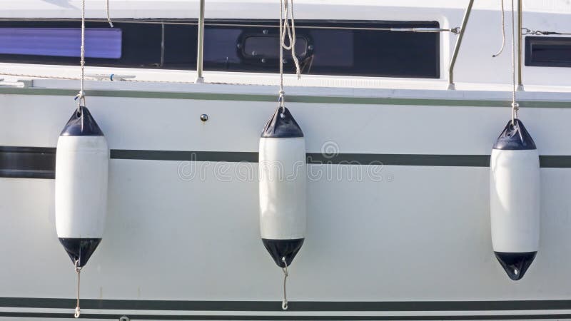Sailboat πλευρά με τα κιγκλιδώματα στοκ εικόνες Sailboat πλευρά με τα κιγκλιδώματα στοκ εικόνες