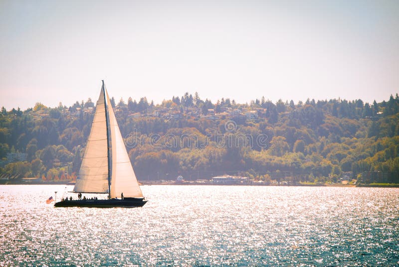 Sailboat στο ανοικτό νερό στοκ εικόνες Sailboat στο ανοικτό νερό στοκ εικόνες