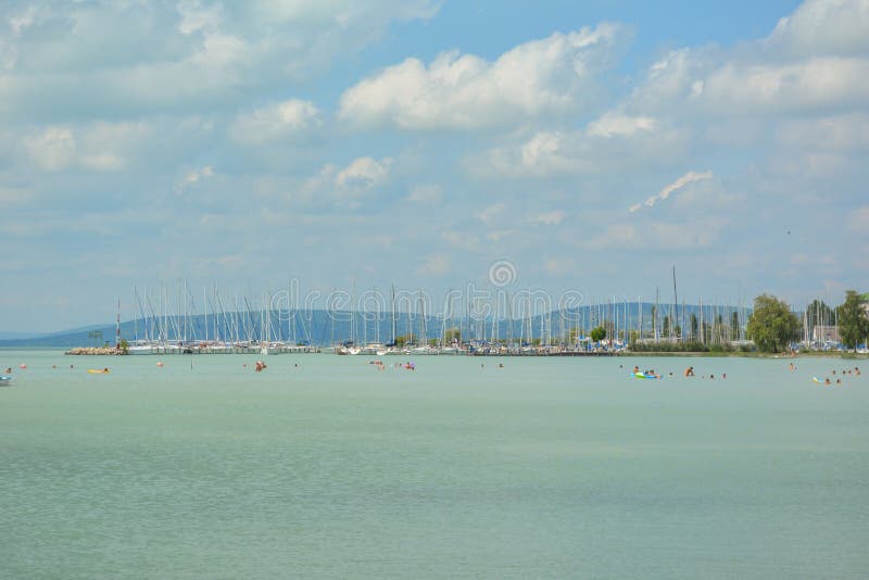 Sailboats στη λίμνη Balaton στοκ φωτογραφία με δικαίωμα ελεύθερης χρήσης Sailboats στη λίμνη Balaton στοκ φωτογραφία με δικαίωμα ελεύθερης χρήσης