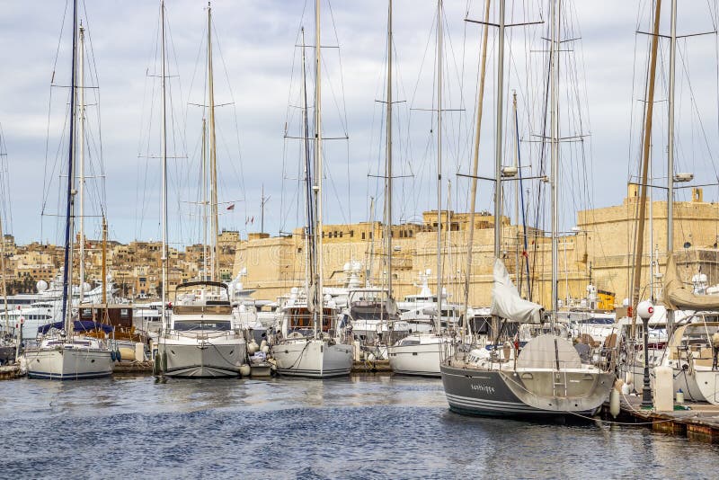 Sailboats μαρινών γιοτ και της Μάλτα αρχιτεκτονική στοκ εικόνα Sailboats μαρινών γιοτ και της Μάλτα αρχιτεκτονική στοκ εικόνα