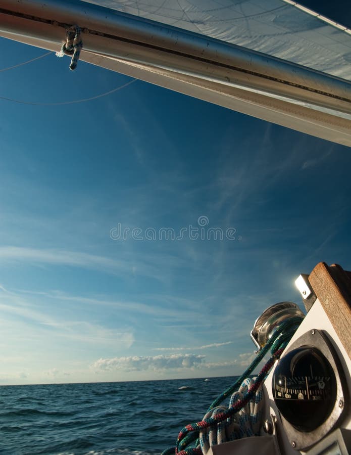 Navegación un barco sobre el el mar.