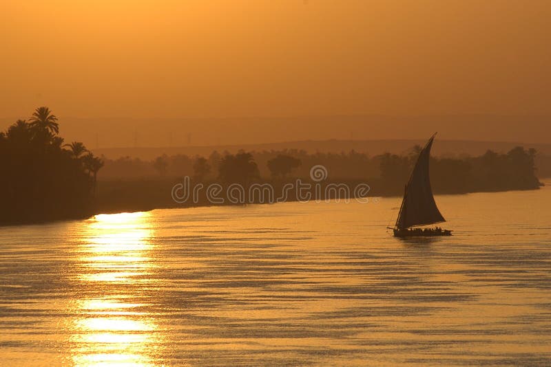 Navegación atardecer sobre el un rio,.