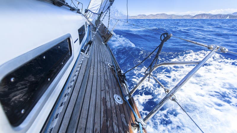 sailing Яхта гонок в Средиземном море на предпосылке голубого неба стоковая фотография sailing Яхта гонок в Средиземном море на предпосылке голубого неба стоковая фотография