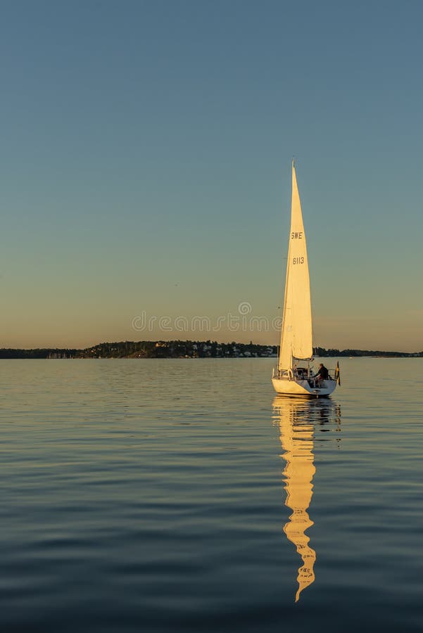 Sailingboat die volkomen de kalme zonnige archipel van avondstockholm afdrijven royalty-vrije stock foto Sailingboat die volkomen de kalme zonnige archipel van avondstockholm afdrijven royalty-vrije stock foto