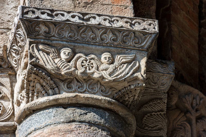 Saint Ambrogio Basilica Milan Italy - colonne et capital photos libres de droits Saint Ambrogio Basilica Milan Italy - colonne et capital photos libres de droits