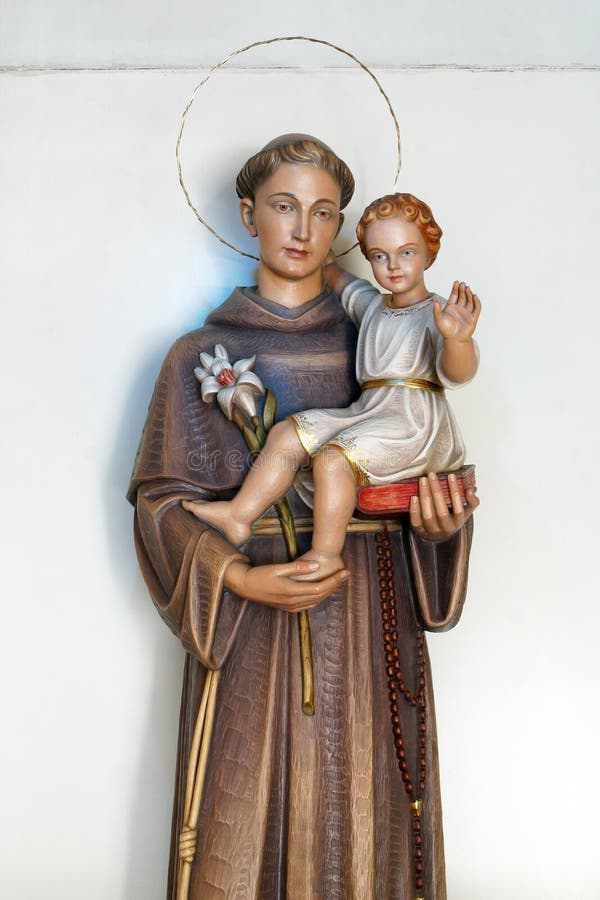 Saint anthony heeft een kind van jesus als standbeeld in de kerk van de heilige anthony van padua in zagreb kroatië