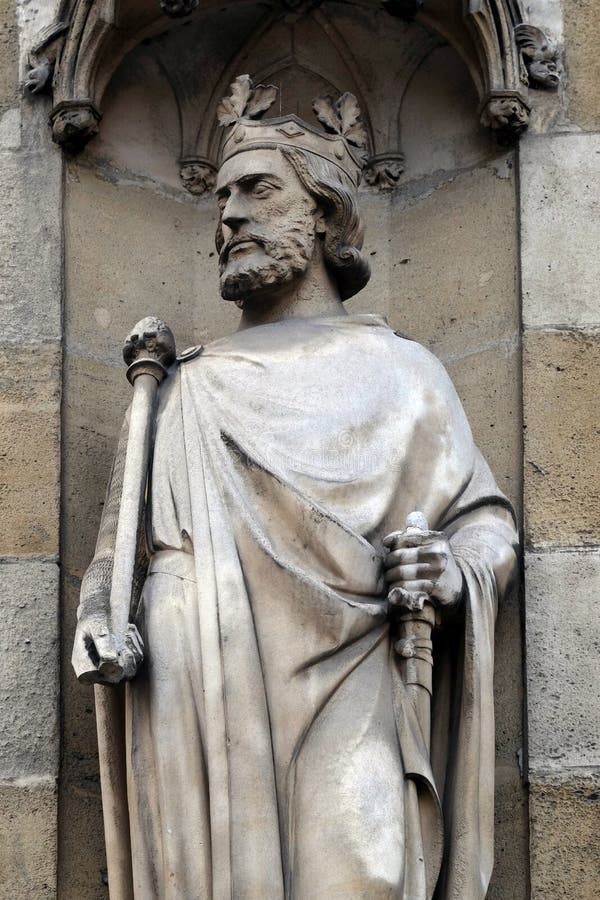 Clovis Roi Des Francs C'est Pas Sorcier Saint Clovis, Premier Roi Des Francs, Statue Sur Le Portail De La